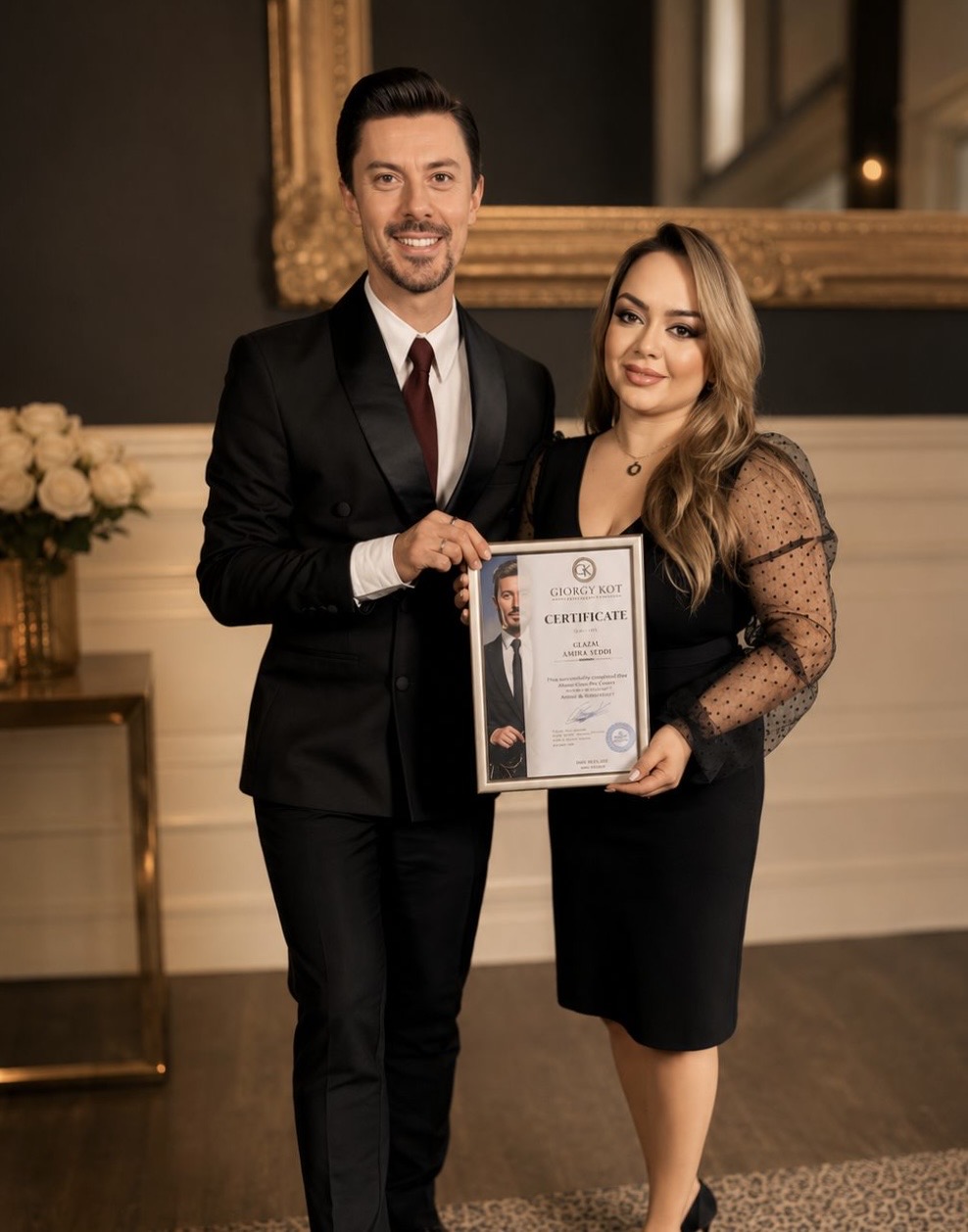 Ghazal Beauty poseert samen met Giorgy Kot na het behalen van een certificaat voor hairstyling