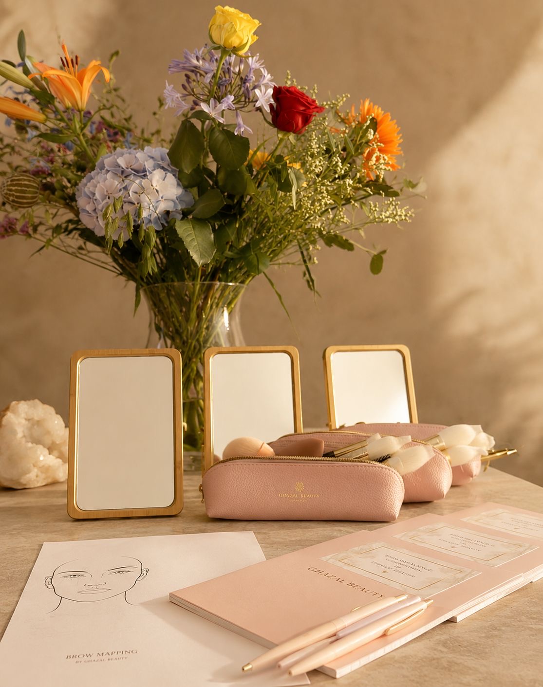 Beautyproducten en materialen voorbereid voor een make-up workshop van Ghazal Beauty