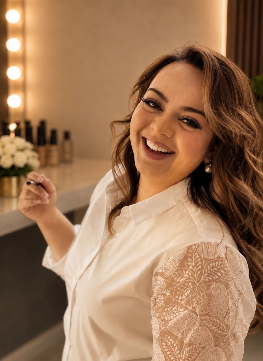 Ghazal Beauty lachend in haar salon in Apeldoorn